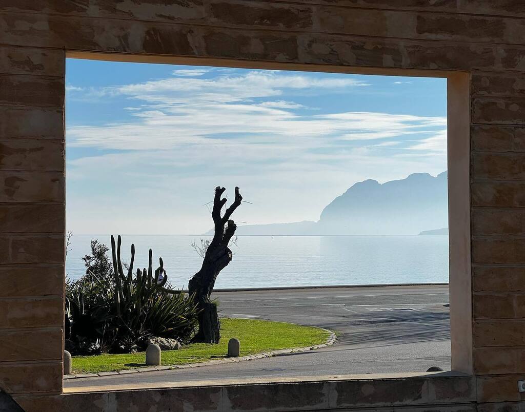 Enjoying the view 🙌 Like quiet before the storm - absolute calm in the first picture and all the Mallorca action in the second. Have a nice day and stop to enjoy the splender all around you.
• • •

#mallorcashuttleservice #mallorcabikehire #mallorcac… instagr.am/p/CqPy9ZpMnmp/