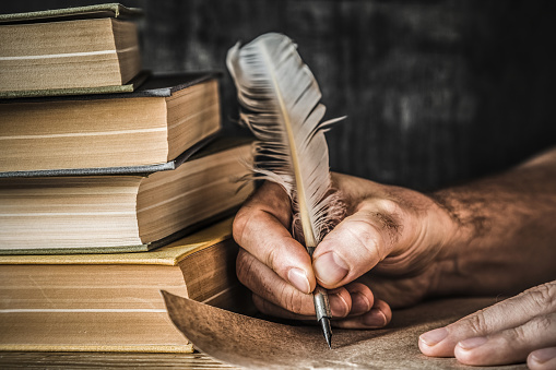 story_versed's tweet image. #WritingTips #WritingRoutine
Commit to a writing routine. Whether it be a certain part of the day, length of writing or certain time spent writing. Remember, writing a sentence or paragraph every day, regardless of quality, is more than none at all. A start is at least a start.