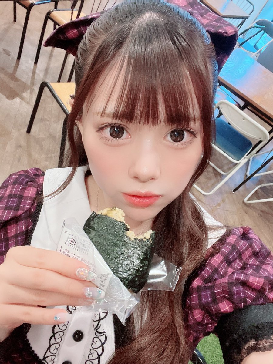 そしてそして、恋情アークライトの藍川さゆ.さんからビラをもらってチョロいのですぐチェキを撮っもらいました。
初見無料だったので一枚買って二枚撮ってもらいました。
僕の名前の由来から、ハロヲタで田中れいなさん推しのハロヲタと判明🤣
残りはALT