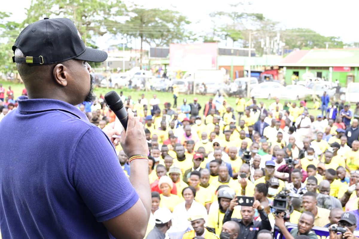 mkainerugaba's tweet image. Today, we launched our 'Bulungi Bwansi' or 'Usafi Day' activities in Entebbe. I thank the hundreds of people who turned up. We owe it to Uganda to keep it clean, tidy and green. Thank you MK Movement for leading the way.