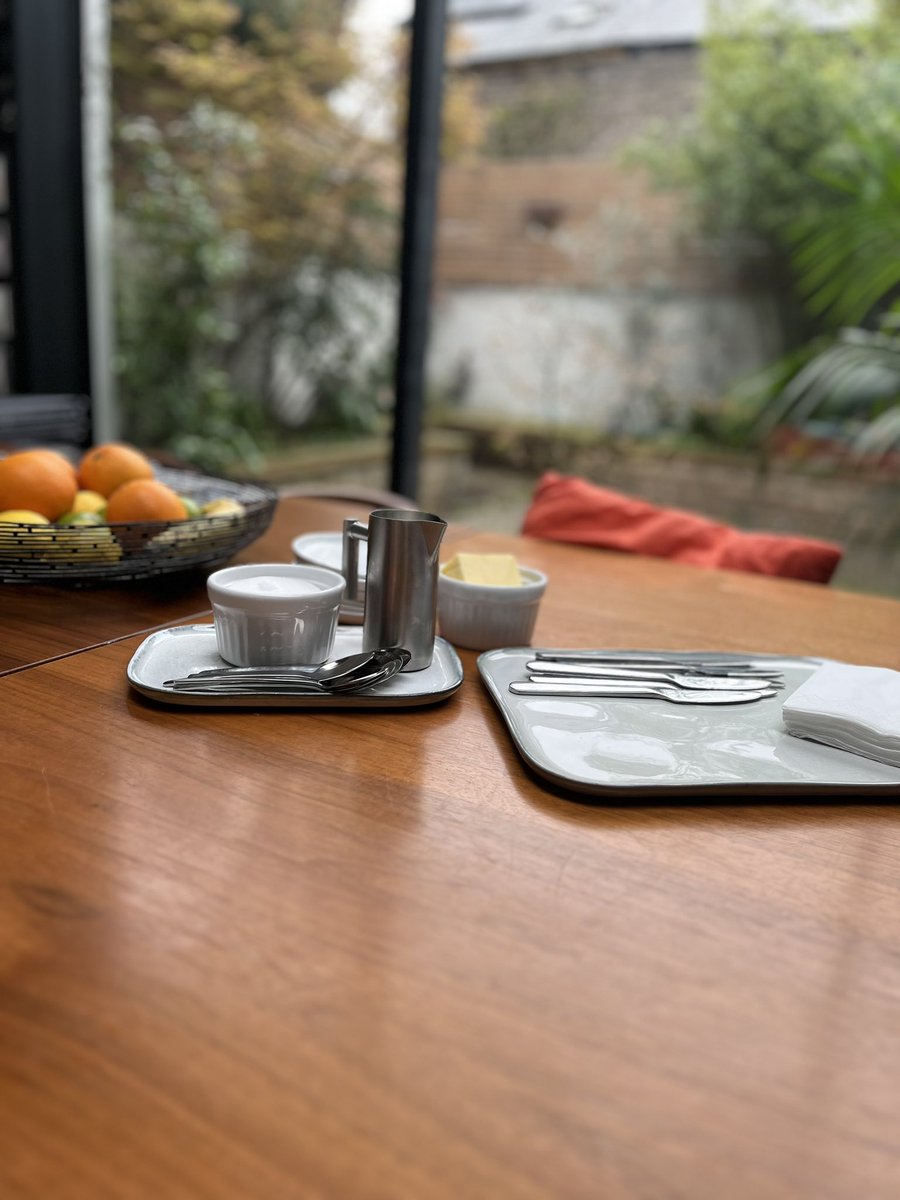 BreadmanWLKG's tweet image. Setting the scene this morning for our #breadmanwalking 3rd #sourdoughclass this year . 
Flip chart ✅
Coffee on tap ✅
Brekkie/brunch/buns for breaktime ✅
Reading material ✅
#irishfoodie #bakingclass