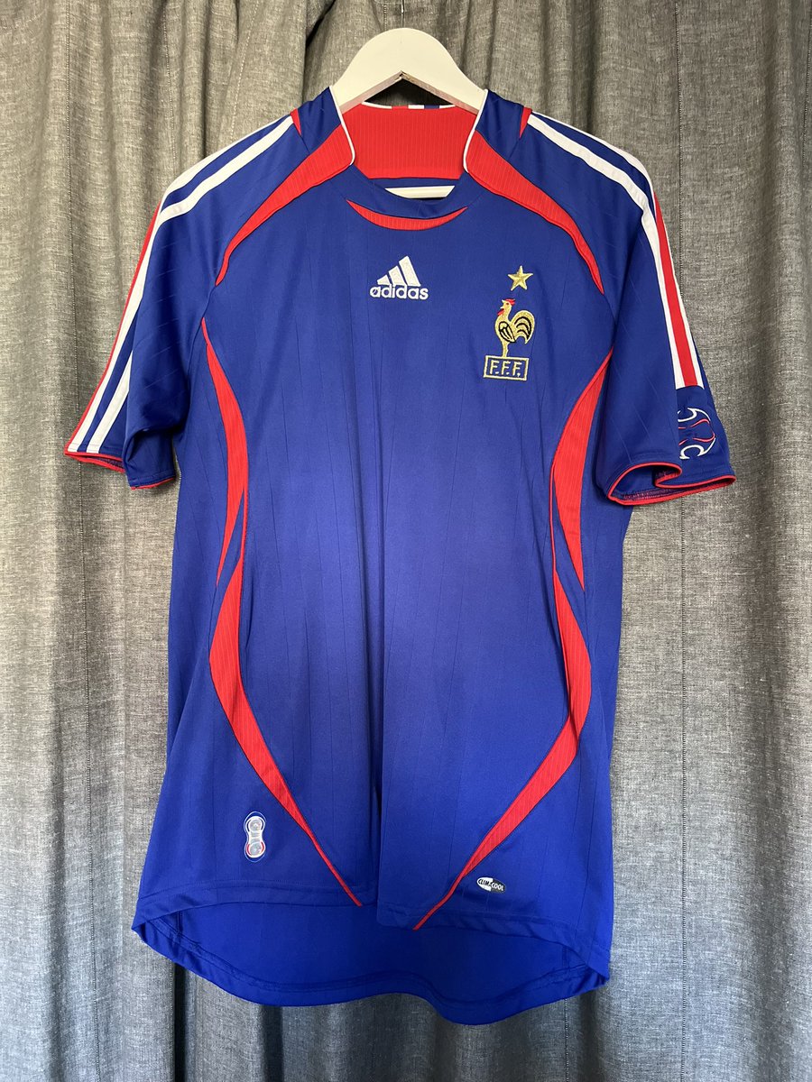 FerCamisYFutbol's tweet photo. 🇫🇷_CAMISETA FRANCIA_ •2006•
🔥Uno de mis primeros mundiales con más recuerdo #lesblues 🔵👕.
Un #teampleate espectacular de #adidas .Lo más llamativo es cómo incorporan el famoso teamgeast a los colores de 🇫🇷. Llegaron a ser subcampeones de mundo 🥈.
🏟 . (9-10) Para mi . https://t.co/Rovlcad0Lt