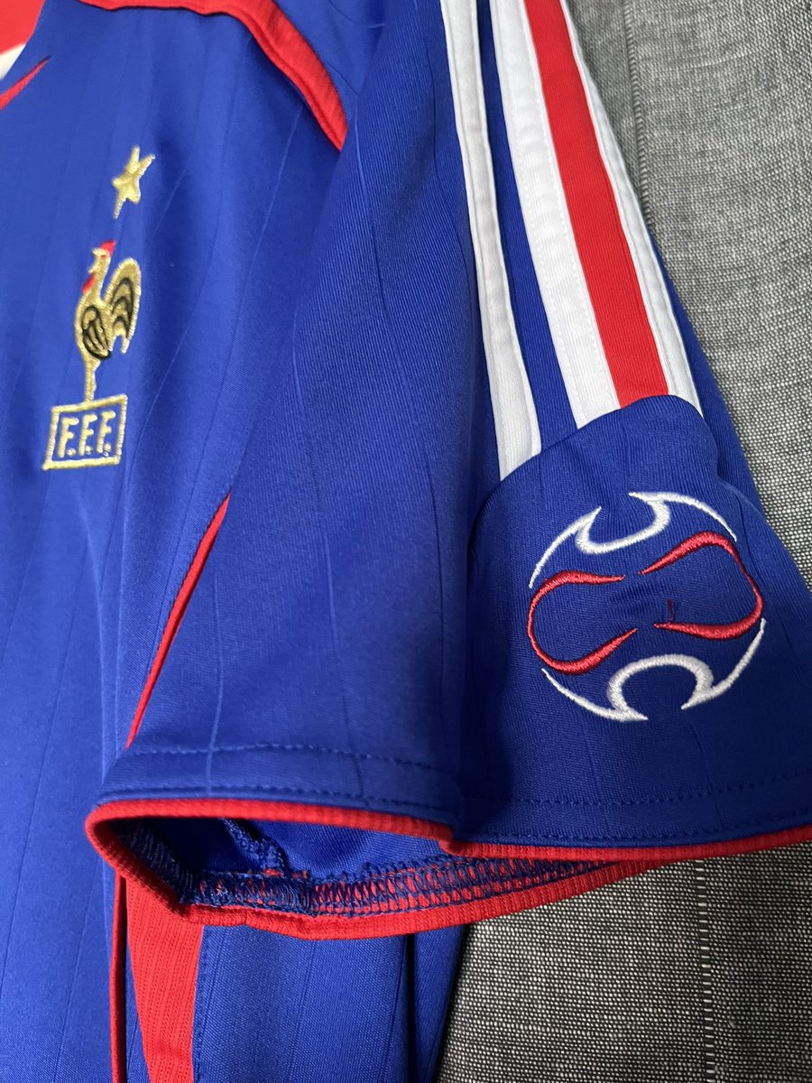 FerCamisYFutbol's tweet photo. 🇫🇷_CAMISETA FRANCIA_ •2006•
🔥Uno de mis primeros mundiales con más recuerdo #lesblues 🔵👕.
Un #teampleate espectacular de #adidas .Lo más llamativo es cómo incorporan el famoso teamgeast a los colores de 🇫🇷. Llegaron a ser subcampeones de mundo 🥈.
🏟 . (9-10) Para mi . https://t.co/Rovlcad0Lt