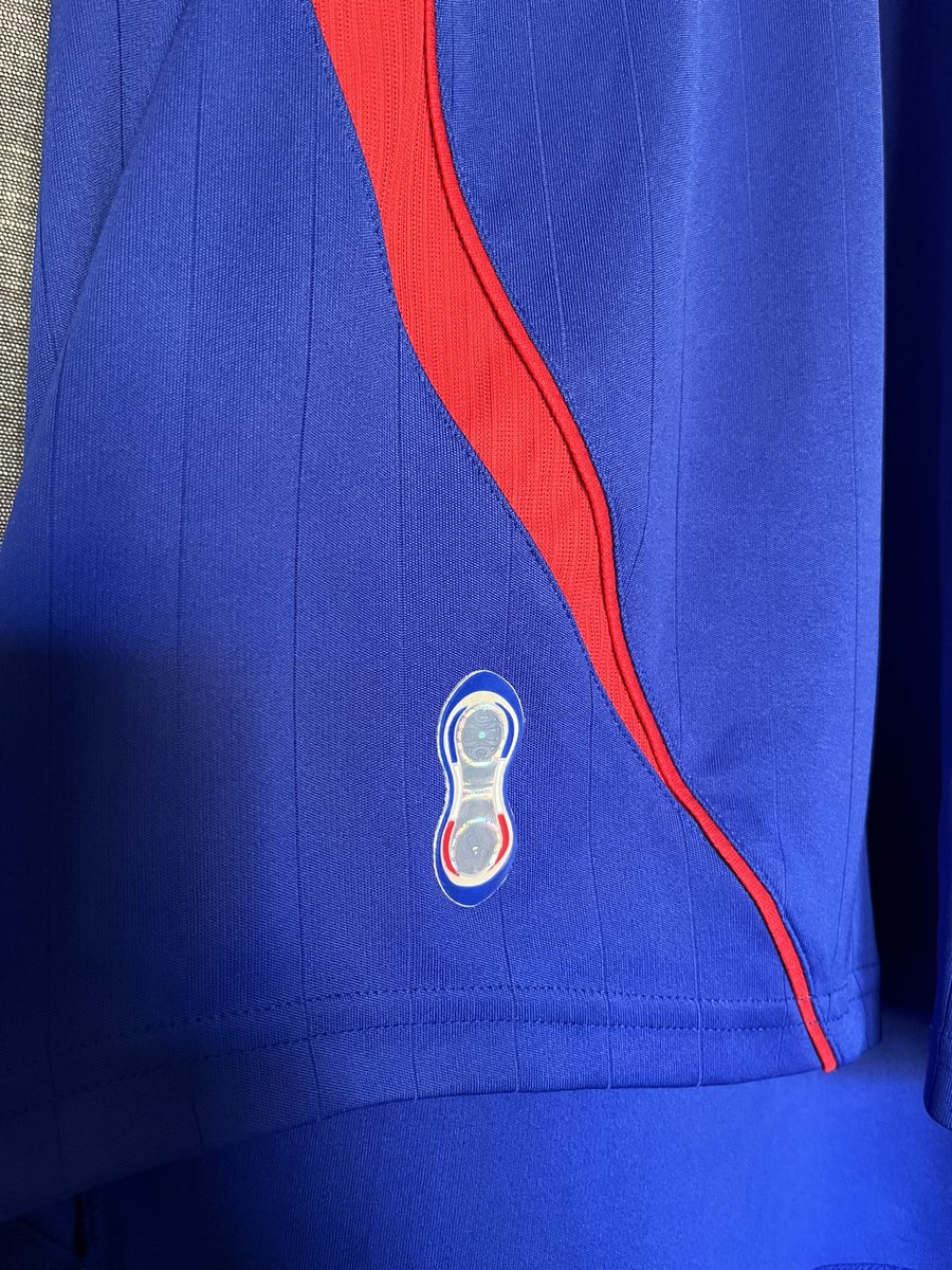FerCamisYFutbol's tweet photo. 🇫🇷_CAMISETA FRANCIA_ •2006•
🔥Uno de mis primeros mundiales con más recuerdo #lesblues 🔵👕.
Un #teampleate espectacular de #adidas .Lo más llamativo es cómo incorporan el famoso teamgeast a los colores de 🇫🇷. Llegaron a ser subcampeones de mundo 🥈.
🏟 . (9-10) Para mi . https://t.co/Rovlcad0Lt