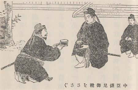 蹴鞠が日本に渡来したのは、7世紀の仏教伝来と同時期だったとされる。中大兄皇子が法興寺で「鞠を打った」際に履が脱げ、中臣鎌足が拾った逸話は有名である。
(一方で『打つ』という表現から、蹴鞠ではなくポロ様の競技であった可能性も残る) 