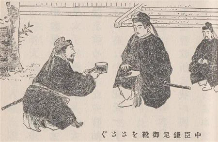 蹴鞠が日本に渡来したのは、7世紀の仏教伝来と同時期だったとされる。中大兄皇子が法興寺で「鞠を打った」際に履が脱げ、中臣鎌足が拾った逸話は有名である。(一方で『打つ』という表現から、蹴鞠ではなくポロ様の競技であった可能性も残る) 