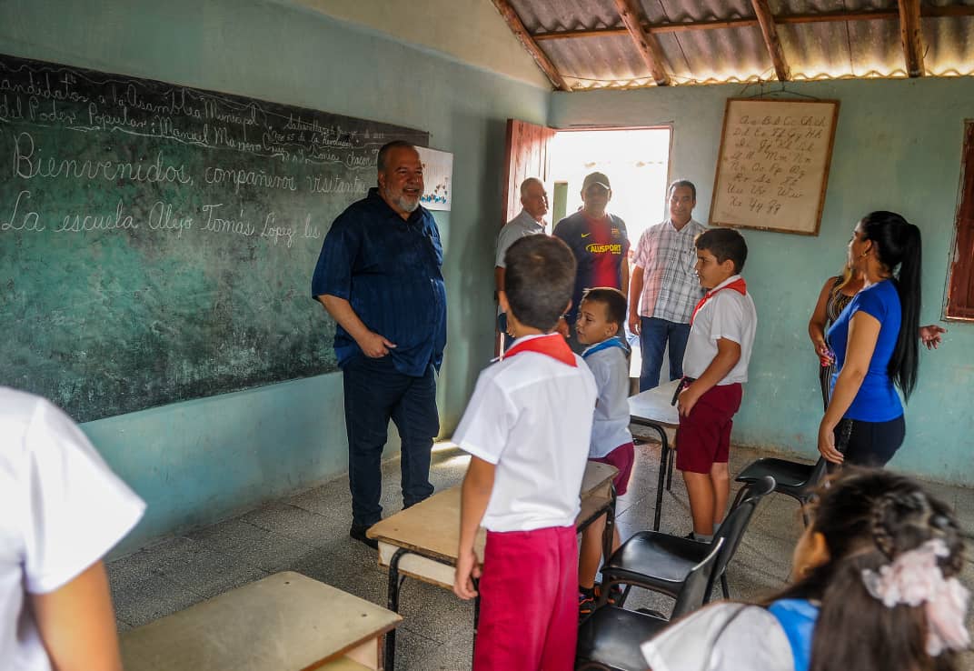 MMarreroCruz's tweet photo. El acompañamiento de los pioneros en la custodia de las urnas, es una fortaleza de la Revolución cubana.
Nuestros niños y adolescentes son nuestra continuidad, su participación en los procesos eleccionarios es de gran importancia ❤️.
#Cuba 🇨🇺 https://t.co/dwYv5JGTF4