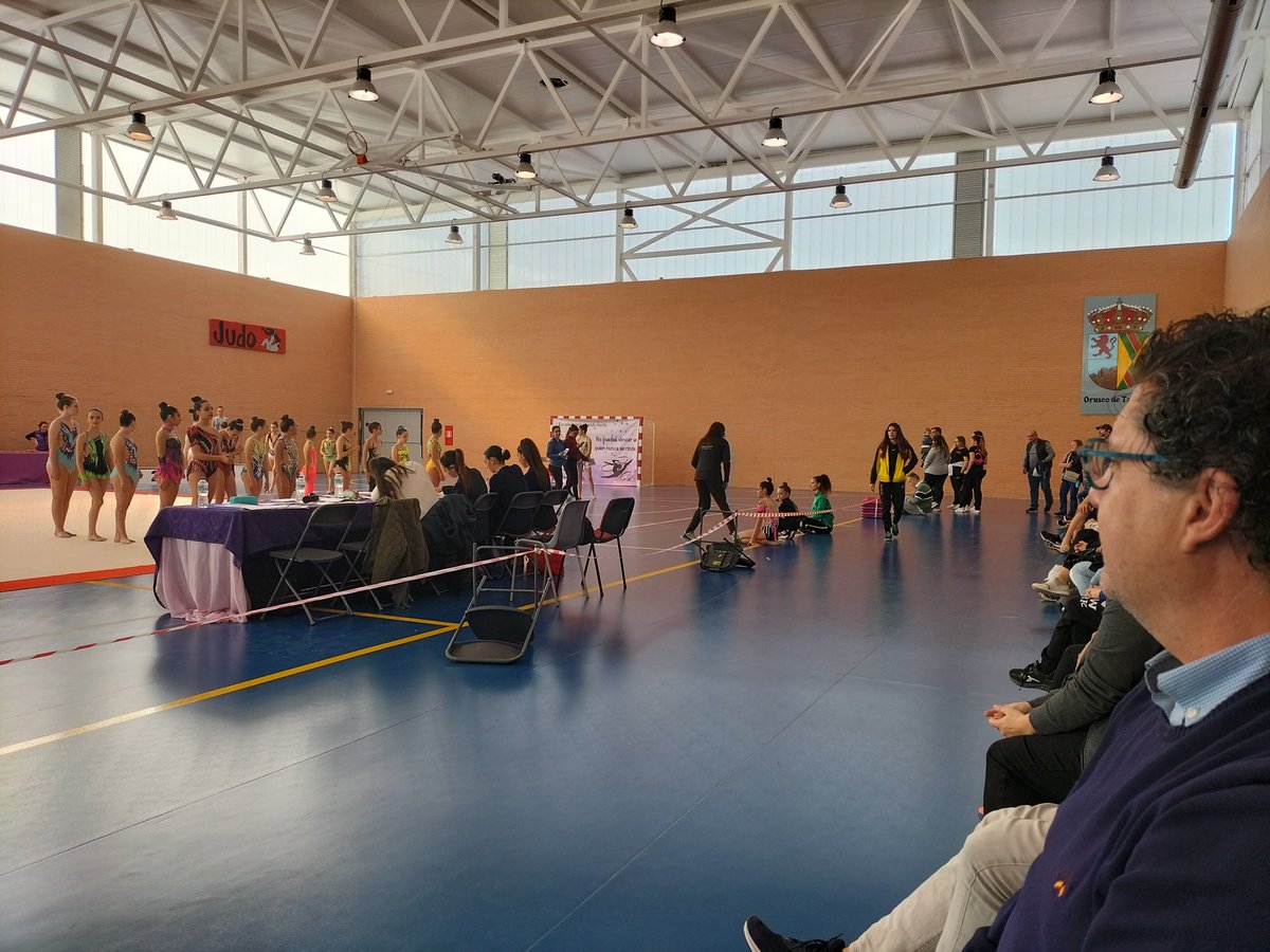 pporusco's tweet photo. Nuestro candidato a la alcaldía @vicent1966 asiste al  campeonato de Gimnasia Rítmica en el Pabellón Deportivo.
Apoyamos el deporte en #orusco y admiramos la dedicación de las participantes y sus entrenadoras.
@CiudadanaMartaR https://t.co/zEhG342Y8q