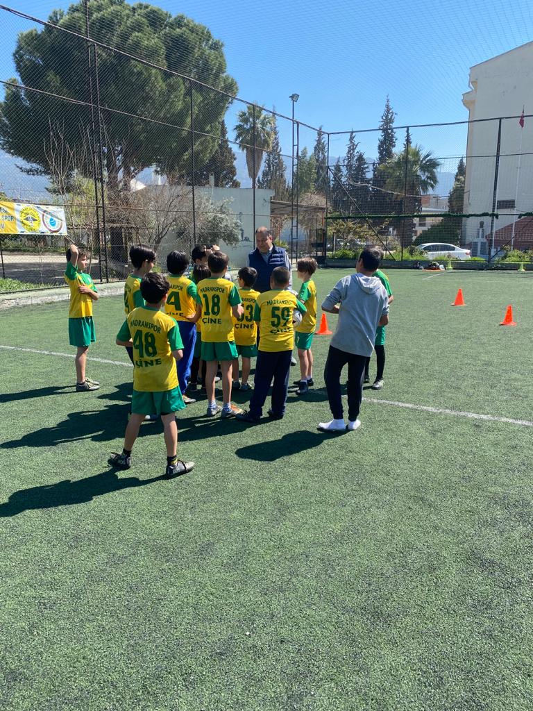 BelediyeCine's tweet image. Belediye Başkanımız Enver Salih Dinçer, Çine Madranspor Kulübü U12 ve U13 takımlarının idmanını ziyaret etti.

Antrenör Tolga Paldrak ve sporcularla bir araya gelen başkanımız, nisan ayında Aydın'da başlayacak U12 ve U13 karşılaşmaları öncesi genç sporculara başarılar diledi.