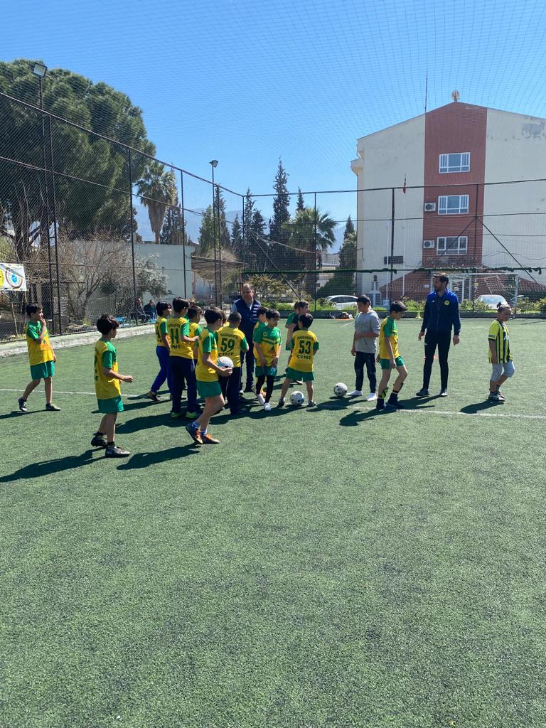 BelediyeCine's tweet image. Belediye Başkanımız Enver Salih Dinçer, Çine Madranspor Kulübü U12 ve U13 takımlarının idmanını ziyaret etti.

Antrenör Tolga Paldrak ve sporcularla bir araya gelen başkanımız, nisan ayında Aydın'da başlayacak U12 ve U13 karşılaşmaları öncesi genç sporculara başarılar diledi.