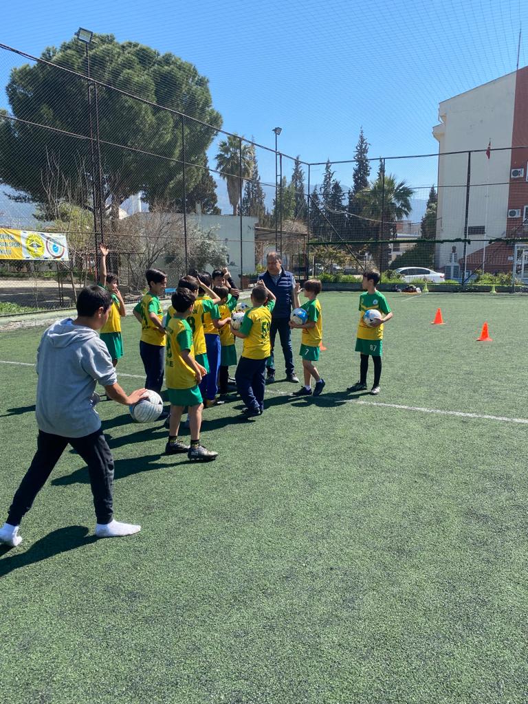 BelediyeCine's tweet image. Belediye Başkanımız Enver Salih Dinçer, Çine Madranspor Kulübü U12 ve U13 takımlarının idmanını ziyaret etti.

Antrenör Tolga Paldrak ve sporcularla bir araya gelen başkanımız, nisan ayında Aydın'da başlayacak U12 ve U13 karşılaşmaları öncesi genç sporculara başarılar diledi.