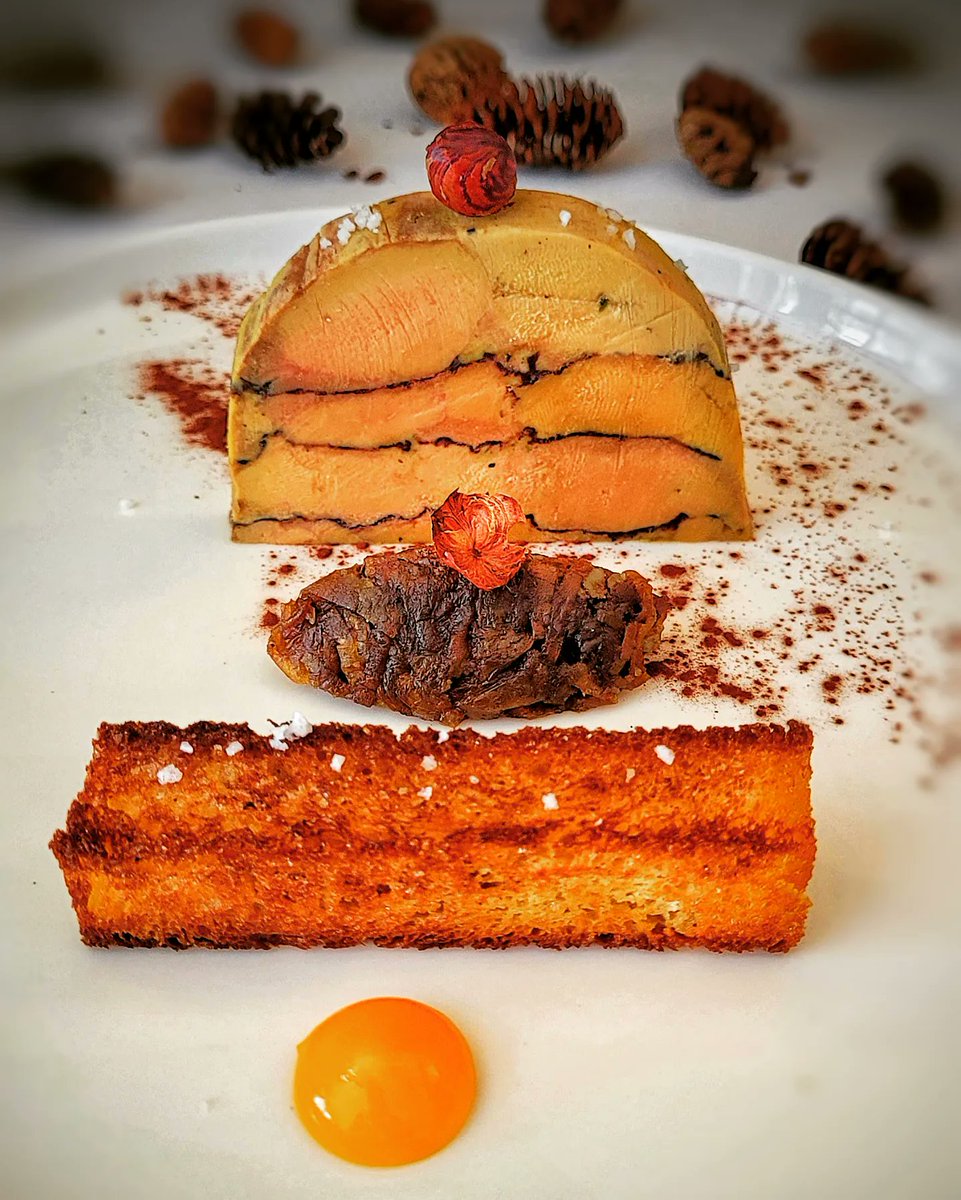 Petit69022314's tweet photo. Foie gras Mi-cuit au Cacao & Jack Daniel's
Chutney d’Oignons aux Figues
Pour parfumer mon foie gras, j’ai misé sur un combo gagnant: whisky et cacao, qui ont délicatement parfumé mon foie gras, lui donnant plus de caractère.🥰🤤
@Petit69022314
#chefsonplate #FoodWars https://t.co/S8VkVy8rNv