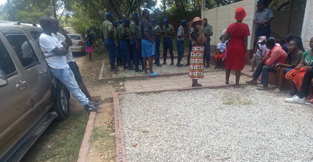 OfficialFridaWd's tweet photo. #RiggingAlert
A truck with Zimbabwe police officers arrived at Showground with police officers who wants to register to vote. They don’t stay there. @CCCZimbabwe @nelsonchamisa @advocatemahere @Cde_Ostallos @ZECzim https://t.co/pH2zGzkzuB