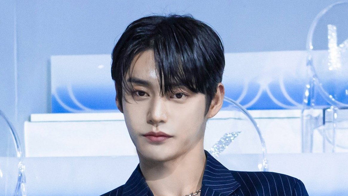 jiwoongiez's tweet photo. it’s like the stylist is allergic into doing something different with his hair https://t.co/7mF52VkARu