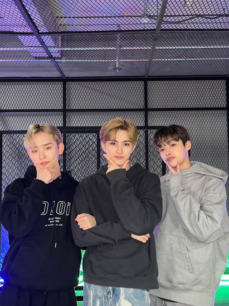 XODIACOfficial's tweet photo. 'CALLING' TIKTOK CHALLENGE
WITH LEO BEHIND PHOTOS📸

#XODIAC #소디엑 #CALLING #콜링 #XODIAC_CALLING #CALLING_Challenge
#LEX #렉스 #HYUNKSIK #현식 #LEO #리오 
#OCJNEWBIES #ONECOOLJACSO https://t.co/AMWl0iYeMX