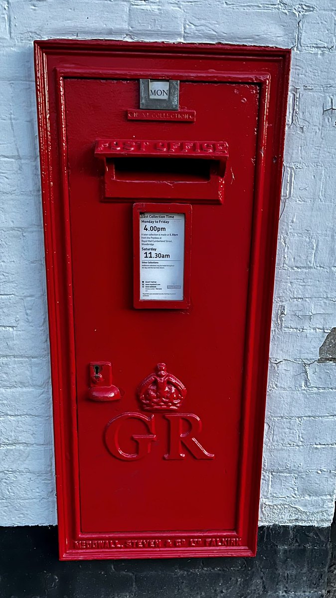 mikednew's tweet photo. A GR post box no IP12 6321 in Orford Suffolk @lbsg1976
#LetterBoxStudyGroup
#GeorgeV
#PostBox https://t.co/LMjVcVp876