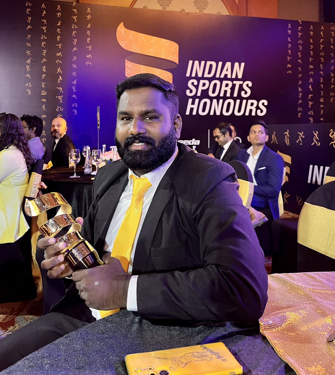 nabeel_vp's tweet photo. Blessed to hold the best fan club of the year award along with @Cricprabhu at #ISH2023 known as Oscar of Indian sports🥹🥰💛 Thank you for all the  super fans for making this happen 💛 https://t.co/JCCDDKP7f4