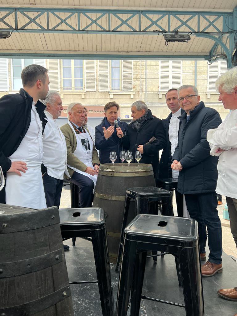 A la 40e <a href="/PauleeVinsLoire/">Paulée des Vins de Loire</a> avec <a href="/TemGirard/">Temanuata Girard</a> pour célébrer la vigne, les vins #ValdeLoire les terroirs de notre magnifique <a href="/RCValdeLoire/">Région Centre-Val de Loire</a> !
En table-ronde au cœur du marché des vignerons pour échanger avec nos chefs et producteurs et avec Georges Jallerat, Fondateur de la Paulée.