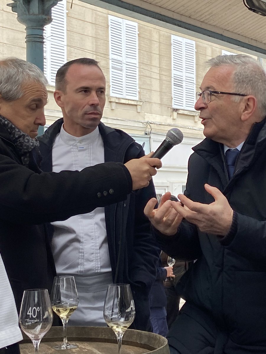 fbonneau's tweet photo. A la 40e @PauleeVinsLoire avec @TemGirard pour célébrer la vigne, les vins #ValdeLoire les terroirs de notre magnifique @RCValdeLoire !
En table-ronde au cœur du marché des vignerons pour échanger avec nos chefs et producteurs et avec Georges Jallerat, Fondateur de la Paulée. https://t.co/lDErJg0ize