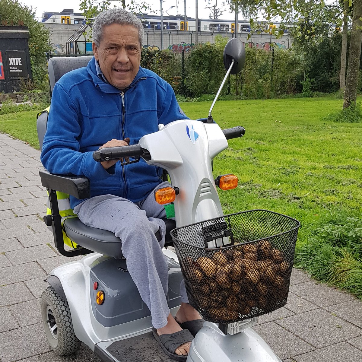 In memoriam: meneer Mahdat. Kwam lang geleden eens met de #gelukswandelingen in de Spoortuin en ging nooit meer weg. Deze lente verscheen hij niet meer om zijn tuintje om te spitten...