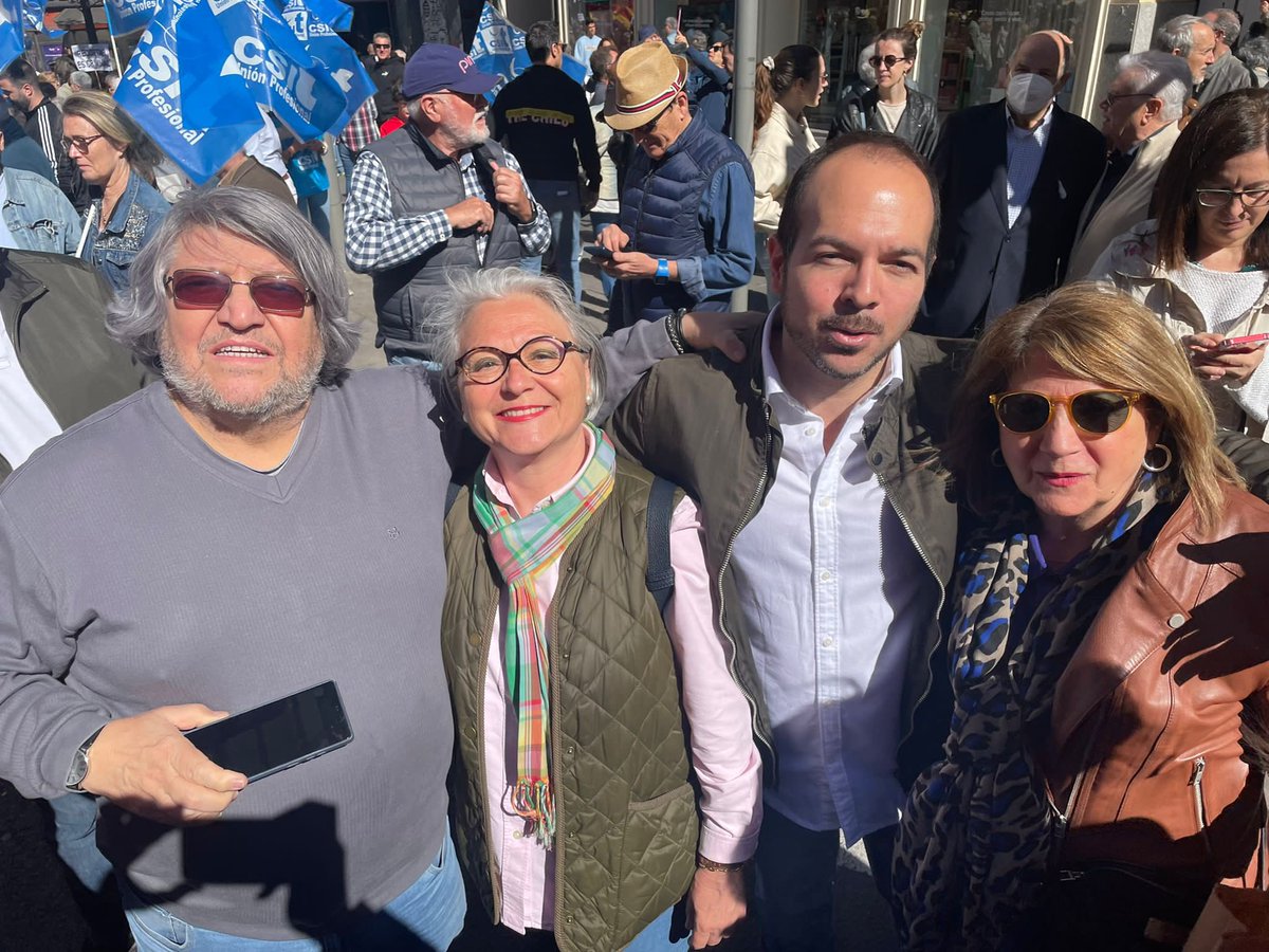 psoe_m's tweet photo. Otro domingo más, los madrileños vuelven a dar ejemplo en defensa de su Sanidad Pública. 

Otro domingo más, los socialistas les acompañamos para reclamar que Ayuso no desmantele nuestros servicios públicos. 

¡Ya queda menos para mayo! https://t.co/k0jCpj74L5