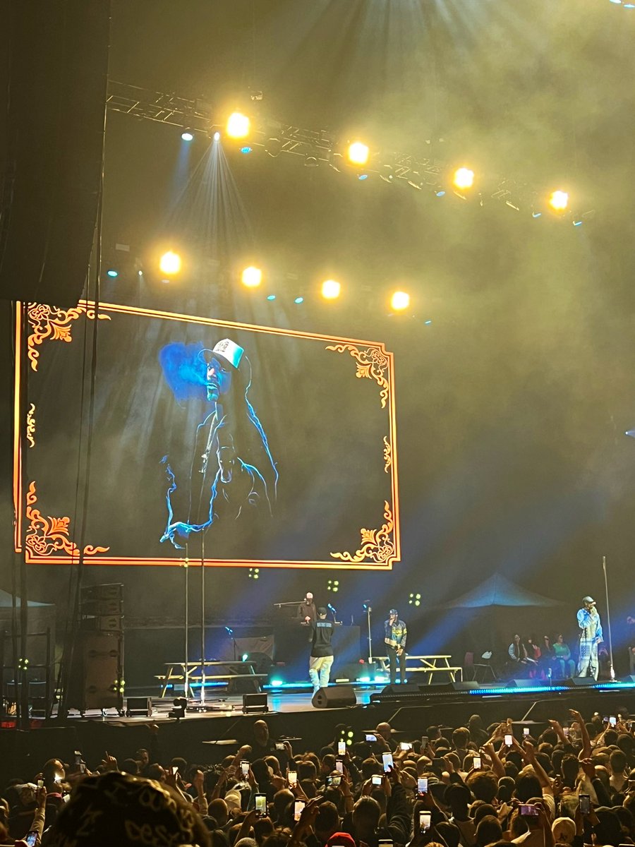 aurelie_scour's tweet photo. Thank you @SnoopDogg for this amazing show in #Paris. That was huge! 

@Stephane_Davi #SnoopDogg #accorarena #show #paris #hiphop https://t.co/AsyaYzSa38