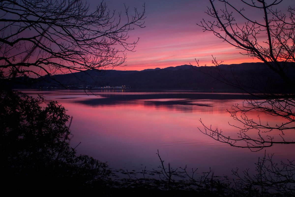 Got a notification that it has been 6 yrs since I took this snap of #Inveraray, looking across #LochFyne.
'Twas meant to be a 12 month contract! #Argyll has hooks!