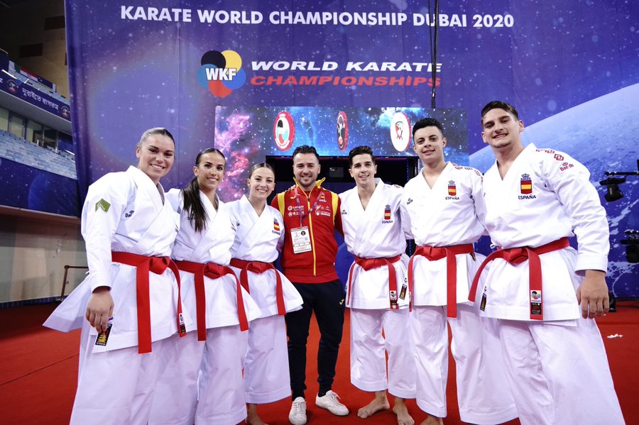 DOBLE PLATA EN KATA POR EQUIPOS
Karate 🥋 Campeonato Europa - Guadalajara
Los equipos femenino y masculino Subcampeones de Europa al caer ante Italia (43.3 - 45.6) y Turquía (43.6 - 44.2) respectivamente
Femenino: López, Rodriguez y Roy
Masculino: Galán, García, Manzana, Martin