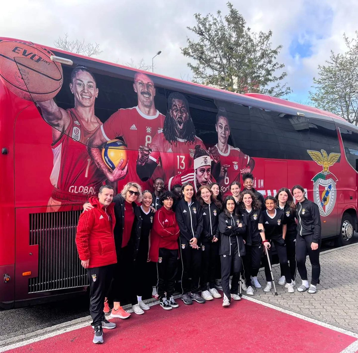 🦅🚍 “Remember that happiness is a way of travel, not a destination.”

🎶 
'Lord, I thank You for sunshine
Thank You for rain
Thank You for joy
Thank You for pain
It's a beautiful day'

#slbenfica
#BasketBenfica
#BasketBenficaFem
