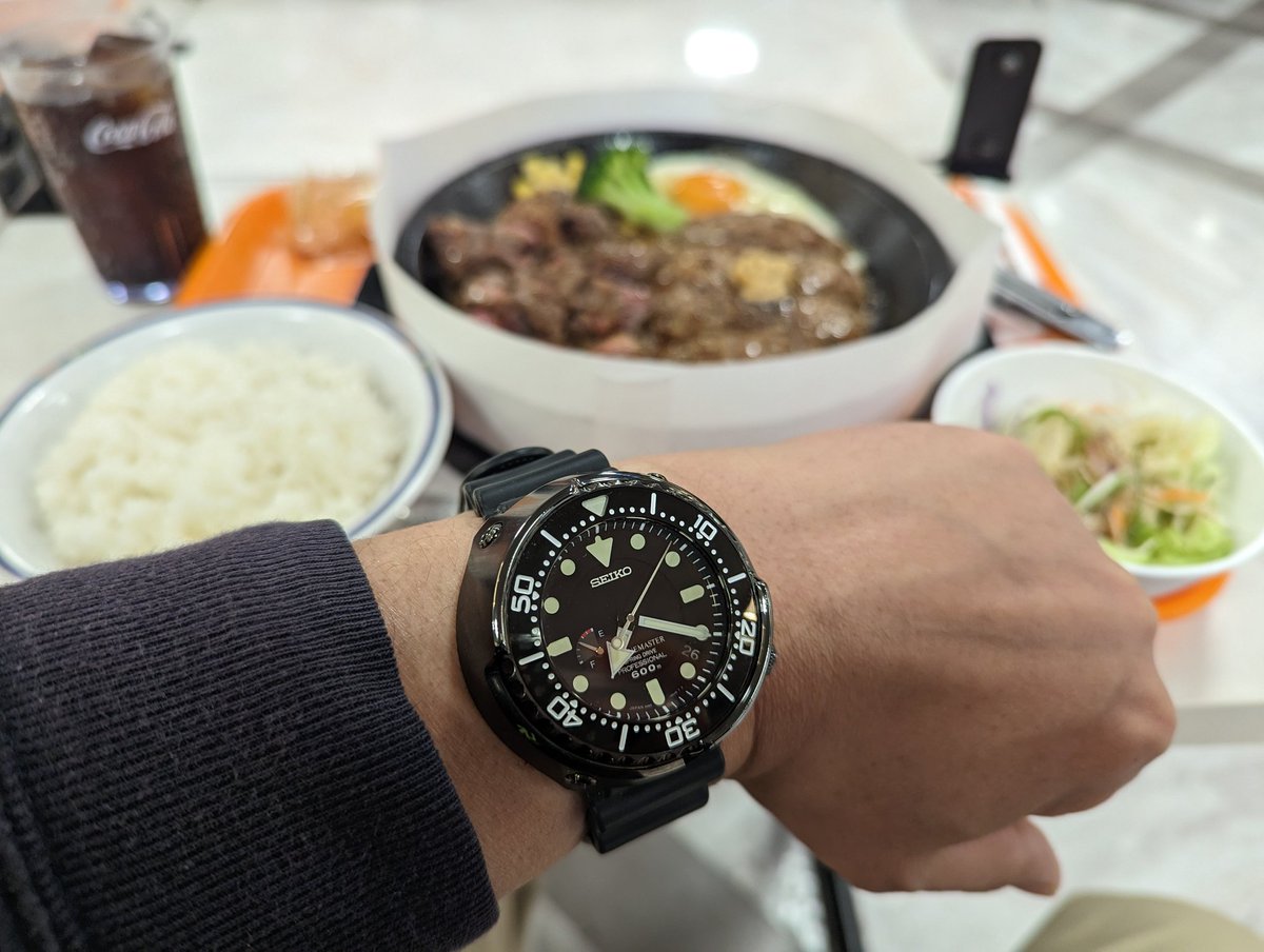 03afro_udedokei's tweet photo. 今日の晩御飯はガッツリと肉にくしく攻めます。
SEIKOプロスペックスのツナ缶と共にヘヴィです（笑）
しかしゴツいくせにスプリングドライブなので、スイープ運針は優雅に見えます。 https://t.co/exKDU00w9j