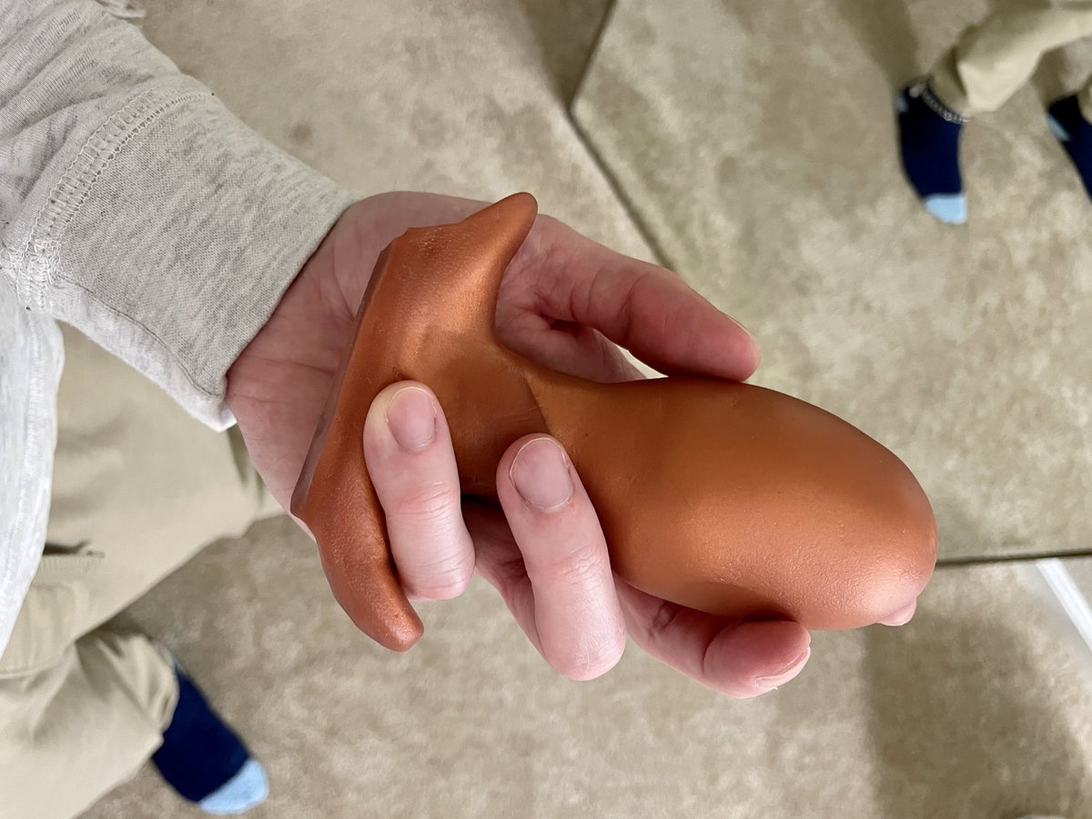 I hadn’t had anything in my hole in literally months, so I spent this afternoon stretching until I could push this plug in and out. 

I forgot how fucking good it feels 🤤

(it might have made me squirt in my cage 🤫)