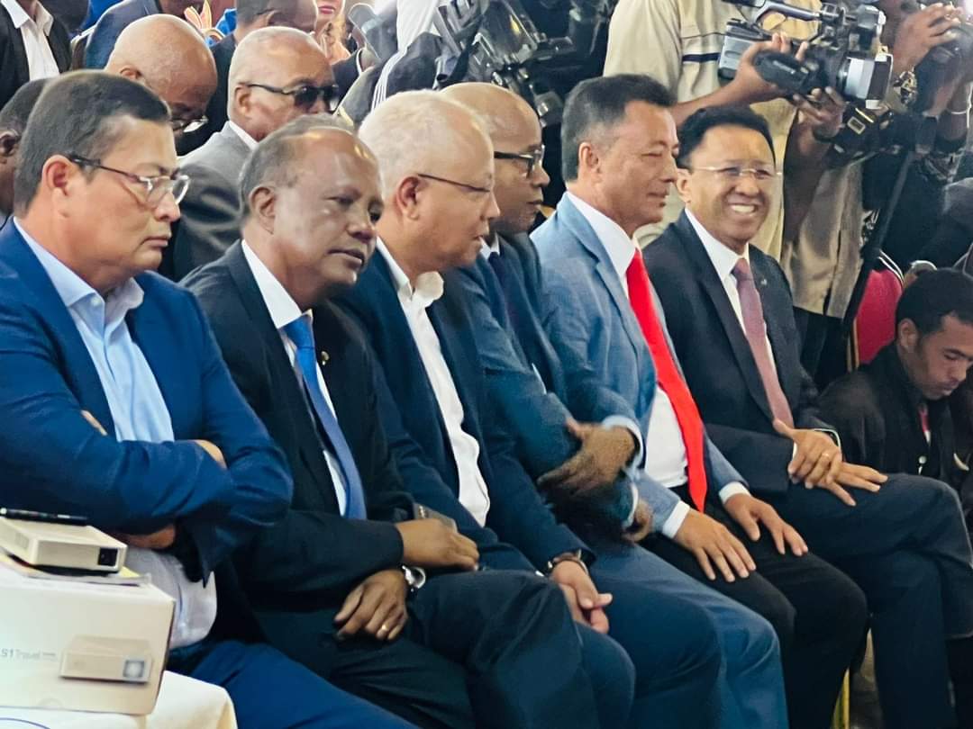 HR__Officiel's tweet photo. J'ai assisté ce 23 mars au Hintsy à Ambohimanambola à l’appel des Députés pour l'indépendance et l’impartialité de la HCC, l’équilibre des pouvoirs pour éviter l'autoritarisme et  la tenue d’élections crédibles pour garantir la démocratie et prévenir les crises post-électorales https://t.co/vhl53lTCwZ