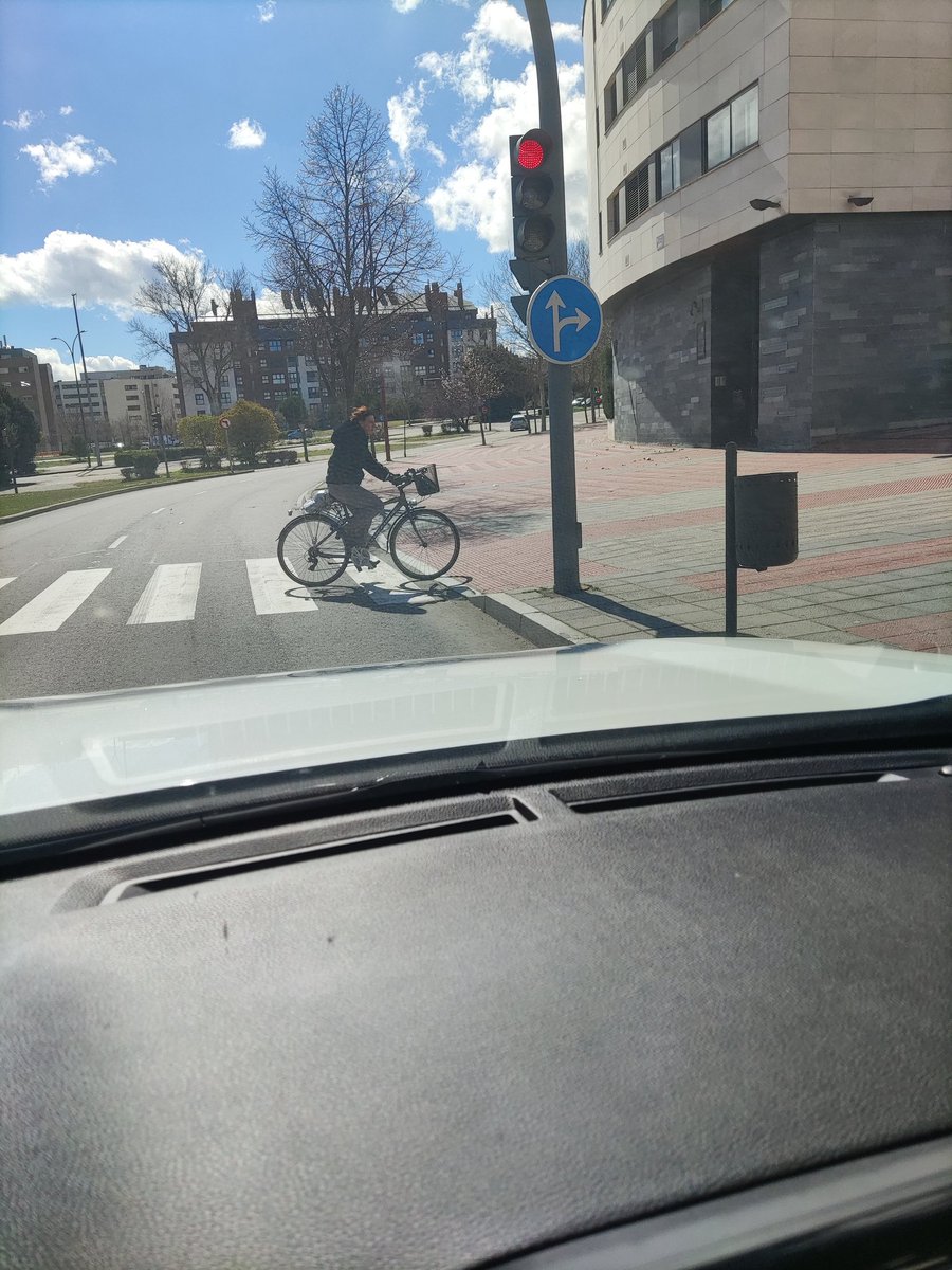 drcabo's tweet photo. @AlejandroCence2 @oscar_puente_ Mientras en Valladolid seguimos debatiendo si un ciclista es peatón y puede circular como tal, en París ya lo han hecho. https://t.co/NQQGW70eBX