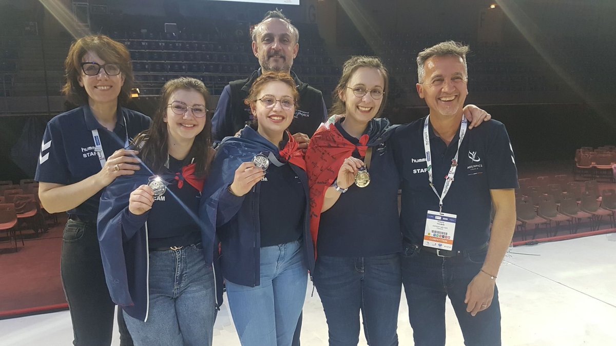 karinedesroses's tweet photo. #Abilympics à Metz.
🥇Médaille d’or en art floral: Sylvaine
🥈Médaille d’argent en art floral: Célia 
🥈Médaille d’argent en coiffure : Juliette.
Bravo mesdemoiselles, un grand merci aussi aux formateurs du CFA CMA86.
 #worldskillsfrance, #Abilympics2023, sont nos JO @ODM_NA https://t.co/nkoS1yxx4a