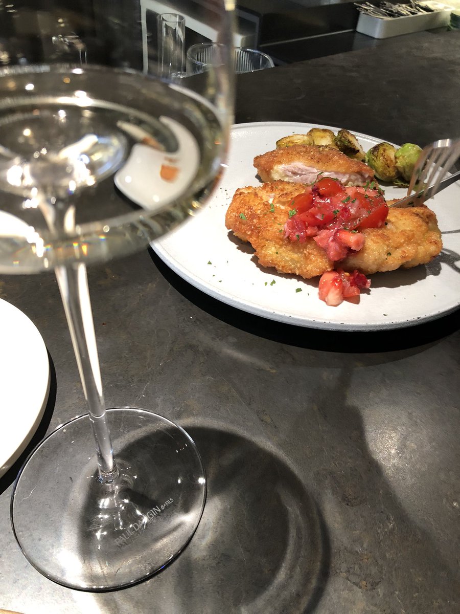 nomimashow's tweet photo. 화이트와 스파클링으로 시작 📍vinho https://t.co/Dkx9GOp2iy