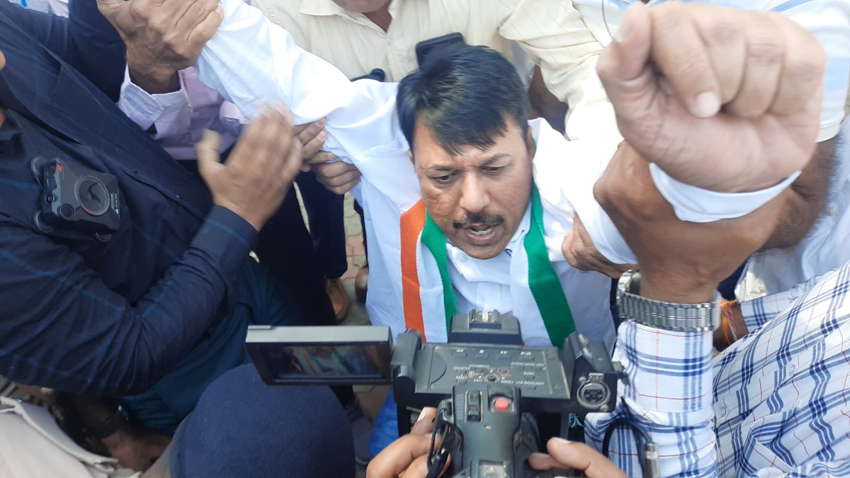 AmitChavdaINC's tweet photo. देश में लोकशाही खतम कर तानाशाहों,अंग्रेजों  जेसा  शासन प्रस्थापित हो चुका है, 
सत्य से डरी हुए भाजपा सरकार विरोध प्रदर्शन करने भी नहीं दे रही, संकल्प सत्याग्रह के समय पुलिस ने @INCGujarat कार्यकर्ताओं को जबरन हिरासत में लिया 
#पहले लडे थे गोरों से, अब लडेगे चोरों से https://t.co/KLh0uuWnfz