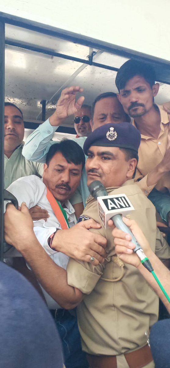 AmitChavdaINC's tweet photo. देश में लोकशाही खतम कर तानाशाहों,अंग्रेजों  जेसा  शासन प्रस्थापित हो चुका है, 
सत्य से डरी हुए भाजपा सरकार विरोध प्रदर्शन करने भी नहीं दे रही, संकल्प सत्याग्रह के समय पुलिस ने @INCGujarat कार्यकर्ताओं को जबरन हिरासत में लिया 
#पहले लडे थे गोरों से, अब लडेगे चोरों से https://t.co/KLh0uuWnfz