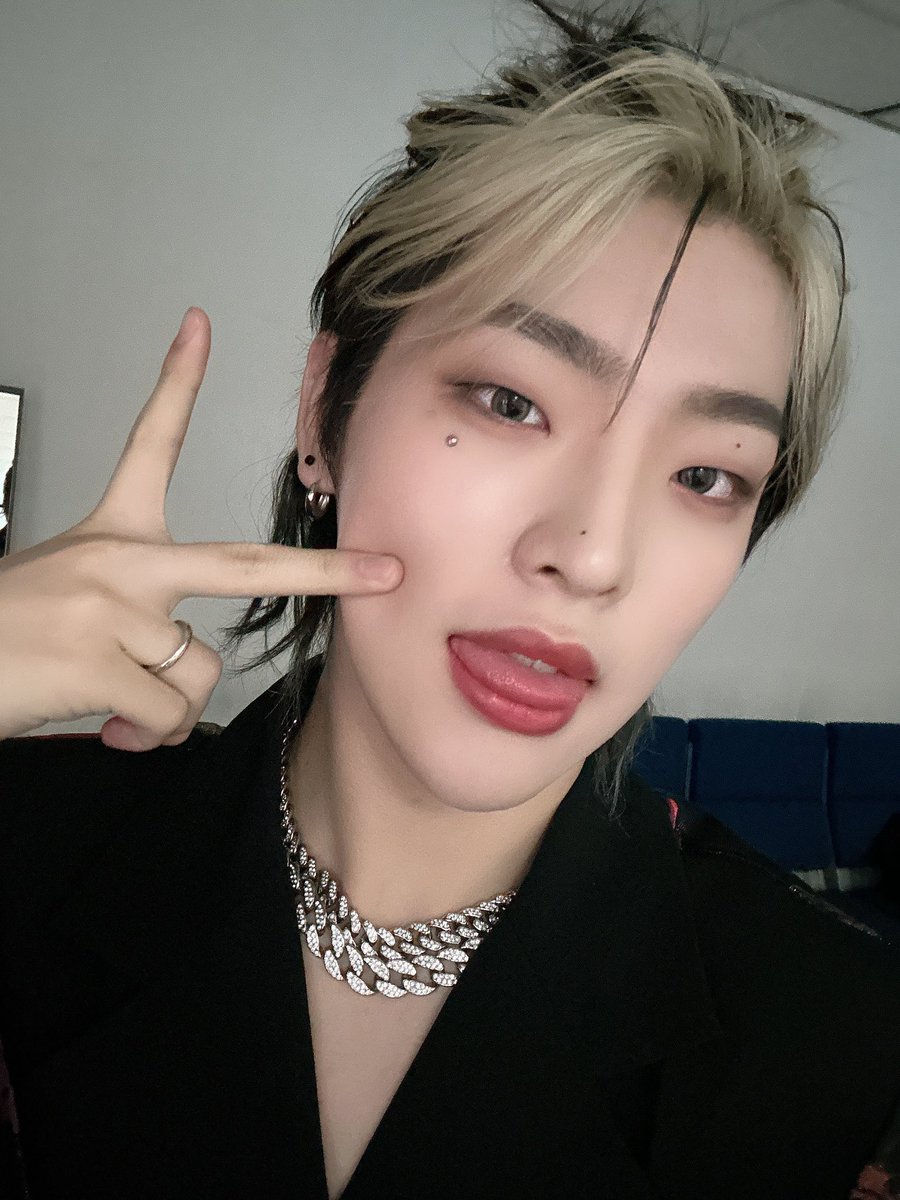 TheKingDom_GF's tweet photo. [📺]

SBS 인기가요

지금 인기가요에 킹덤이 출연합니다!

#KINGDOM #킹덤 #혼 #Dystopia https://t.co/rB2d57Mh18