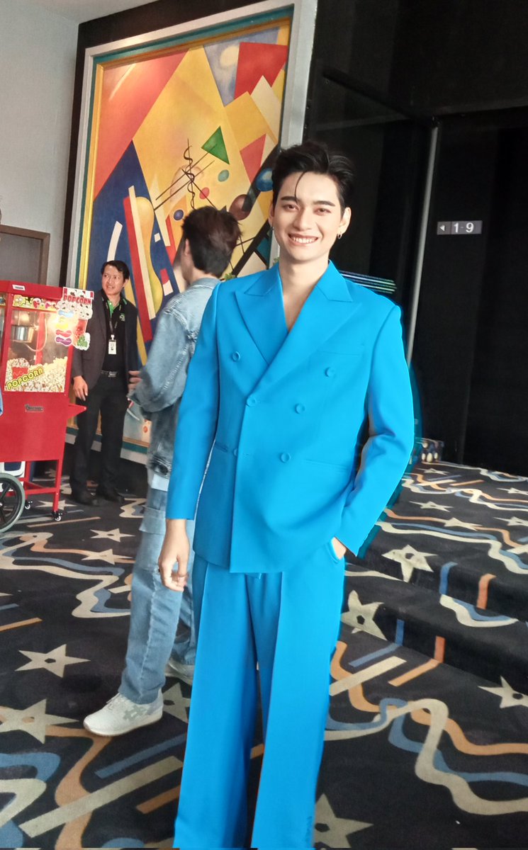 KMomza's tweet image. เมื่อวานยืนอยู่หน้าโรงละครคนเดียว แล้วเจอก้าวหน้าลุคนี้เข้าไป ใจเต้นแรงมาก ทำตัวไม่ถูกเลย หล่อออร่าพุ่งกระแทกใจมากๆ @kaownah9 #kaownah #ก้าวหน้าครับผม #DPDanceStudio