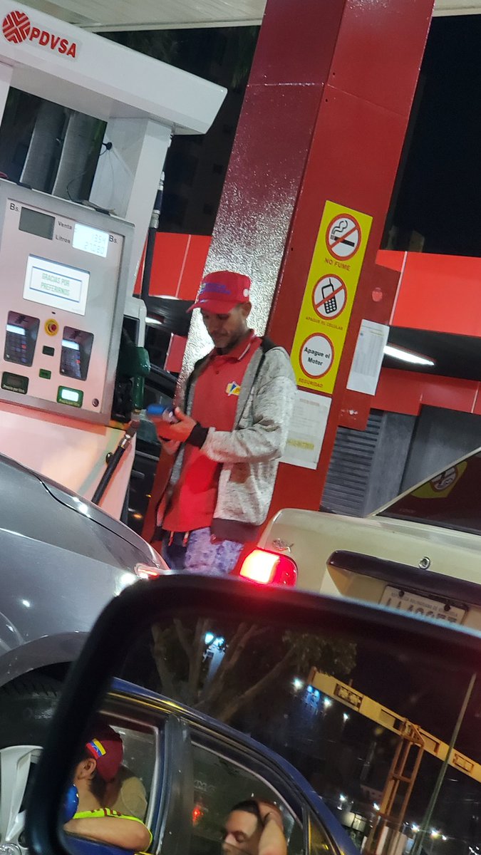Gustavorracho's tweet photo. Este es el Bombero de la estación San Luis #Barquisimeto del lado del cc los próceres No Recibe Billetes con un mínimo roto en el doblé del billetico. Pana llevo 3 horas en la cola y su respuesta fue No es Mi problema https://t.co/JHFNUosQ6B