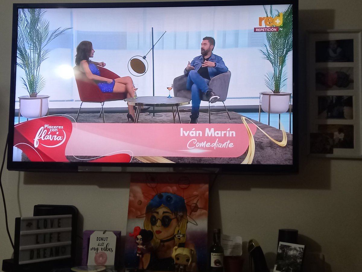 Emi_Hoshii's tweet photo. Este insomnio me tiene mal 😔, pero encontrarse en tv con esta joyita 🦇 @IvanMarinSoyYo https://t.co/UcAxAqpBCm