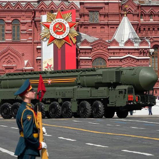 Kanthan2030's tweet photo. Russia will place some tactical nuclear weapons in #Belarus. This is in response to the West supplying Uranium-tipped munitions to Ukraine.

Russia has 2,000 tactical nuclear weapons — these can be delivered via missiles and planes. The warheads could even be simply driven into an area and detonated.

Russia also has 6,000 nukes - the big ones - of which 1,500 are ready to be launched any time. Here’s the breakdown:

🔹800 - land-based ballistic missiles
🔹600 - launched from submarines
🔹200 - bomber jets 

The US doesn’t care since the first ones to get annihilated in a nuclear holocaust will be Europeans. 

If Ukrainian Nazis are dumb pawns, Europe is a bigger schmuck.