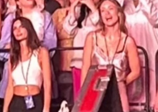 melano_comestai's tweet photo. Il triangolo no, non l'avevo considerato 
Olivia, Emily e Harry Styles https://t.co/z4WB0vyWu2