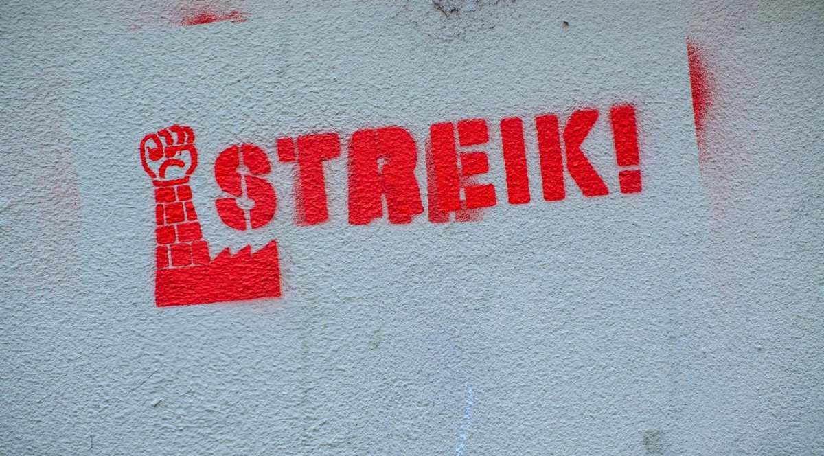 Solidarität mit den streikenden Kolleg*innen von ver.di und EVG! Gegen die Hetze von bürgerlichen Medien & Politiker*innen. Das #Streikrecht ist ein Menschenrecht! ✊#TVöD #zusammengehtmehr