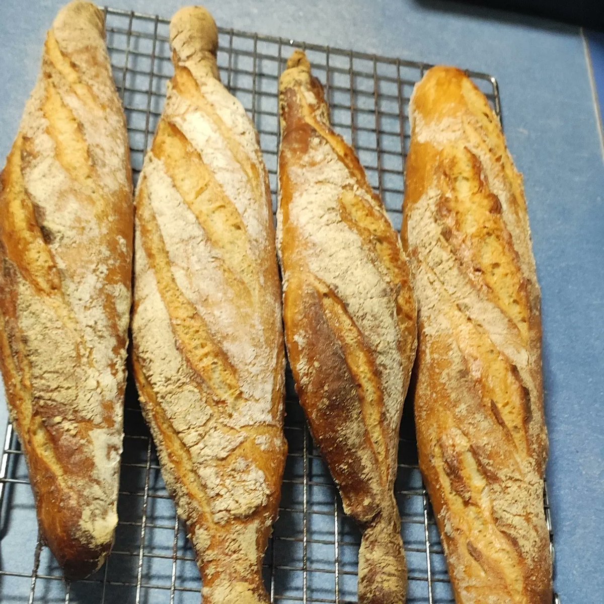 traduceman's tweet image. Quina barra! #panarra #bakingbread #panaderocasero #pan
