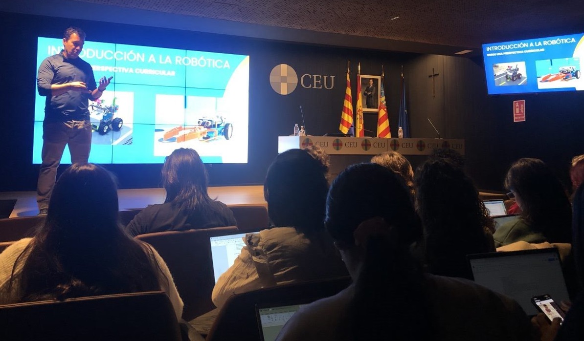 prensaUCHCEU's tweet photo. ¿Por qué es importante y hacia dónde va la innovación educativa? Expertos han analizado en @uchceu #elche el presente y el futuro de las tecnologías y metodologías en Infantil y Primaria. En este enlace, las claves: https://t.co/uQMA4zFC37 https://t.co/10cCvLal6b