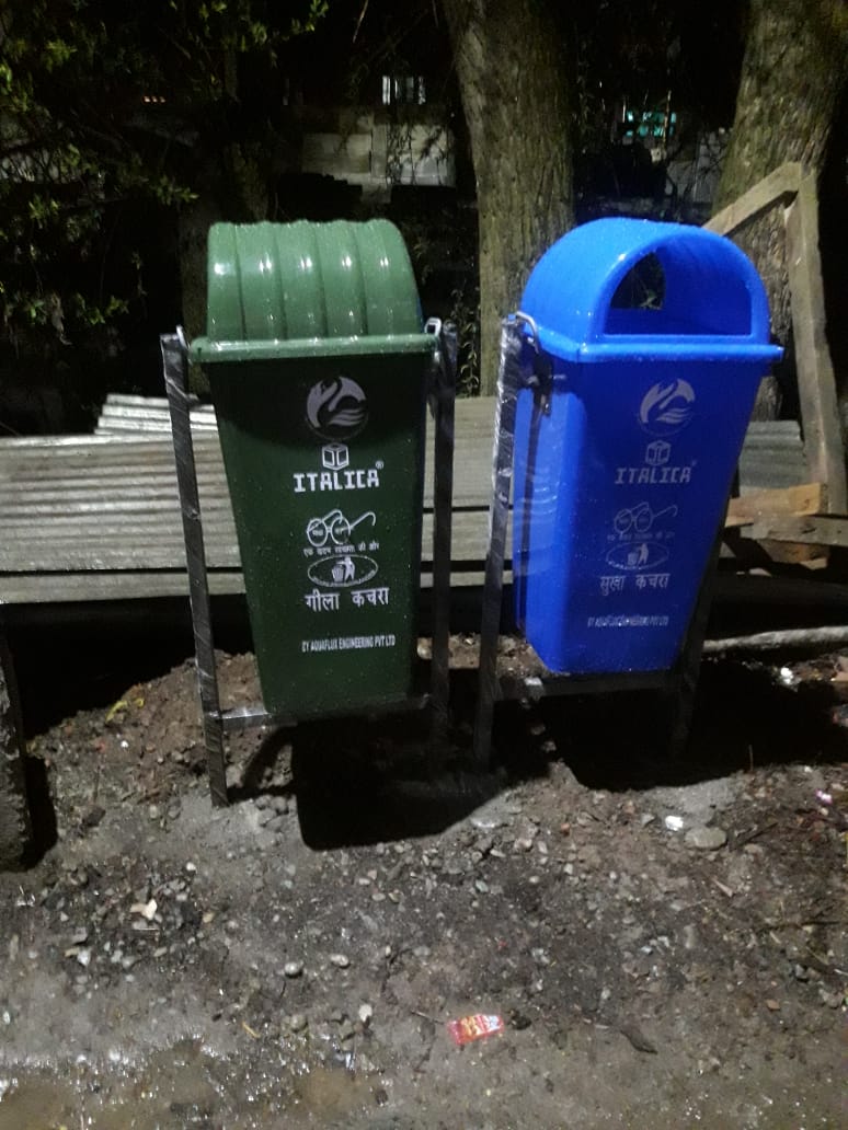 MdSaleemLone's tweet photo. Grateful to the VC LC&MA department @beingBbhat sb, for installing dustbins alongside the water channel of Teilbal Nallah! & on the roadside of Fore Shore Road This small but important steps will go long way in keeping our environment clean. 1/1
#CleanEnvironment
#SaveDal https://t.co/gR2jyJnbMx