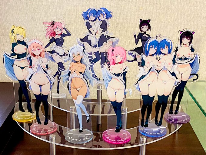 アクリル版に乗せた学園メイド達がアイドルみたいで可愛い 