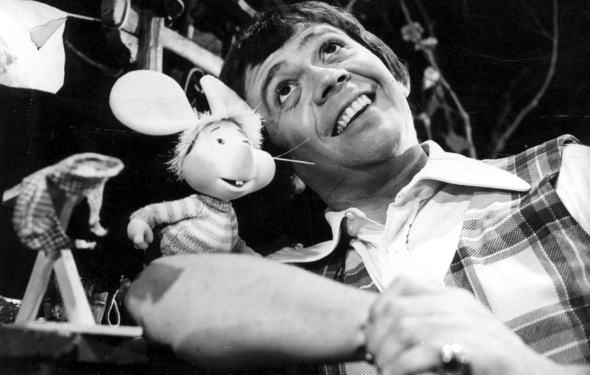 GossiBOX's tweet photo. Who was Chabelo? The friend of all children who got Guinness Records
https://t.co/VGu5Lq1hIN
#Chabelo #ChabeloRIP #ChabeloInmortal #news #entertainment https://t.co/5tZJ0fXKHv