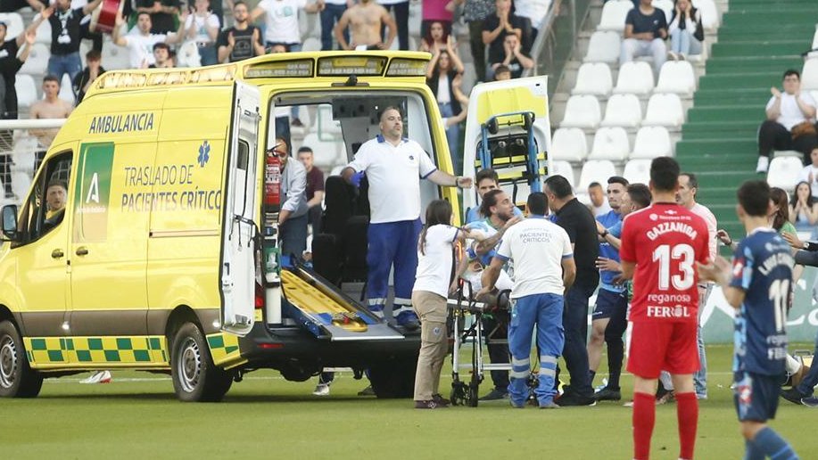 RubenGH25_EdP's tweet photo. Lo que pasó ayer en otro campo de fútbol es para reflexionar. Profesionales vuelven a salvar una vida. Ambulancias o algún sanitario debería ser obligatorias en cada evento deportivo, sea la categoria que sea, desde prebenjamines hasta profesionales. #PROTOCOLOYA @RFAF https://t.co/TFW03wPXRy